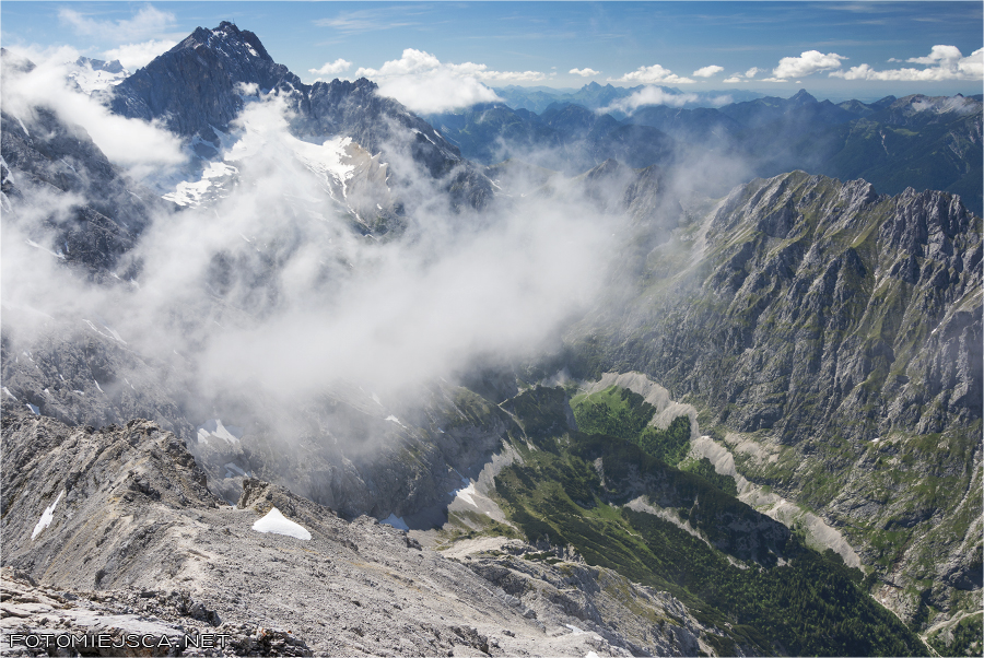 Dolina Hollental widziana z Alpspitze Alpy Bawarskie
