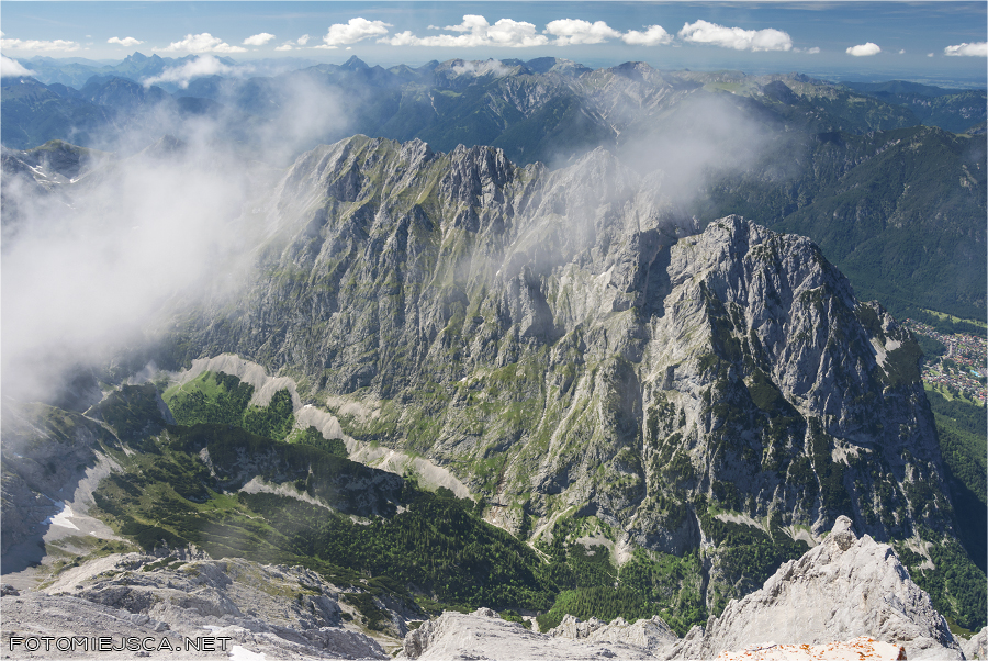Dolina Hollental widziana z Alpspitze Alpy Bawarskie