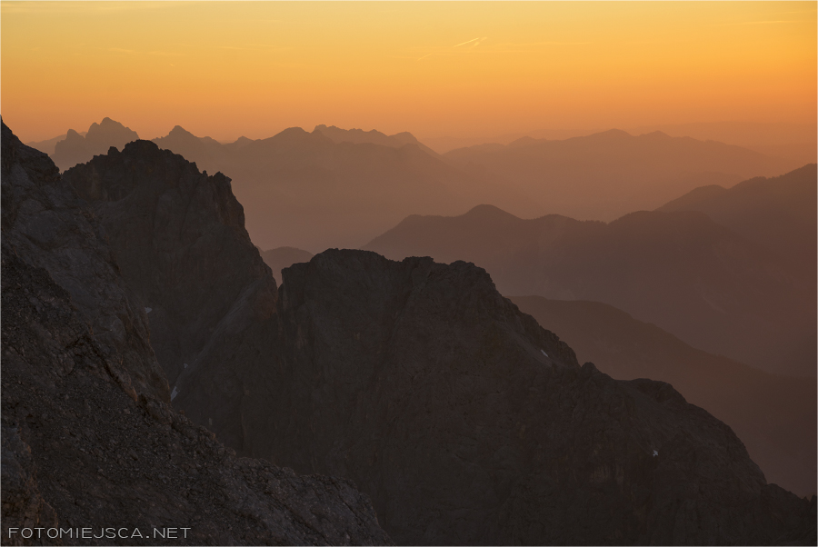 zachód słońca pod Äußeren Höllentalspitze Jubiläumsgrat Grań Jubileuszowa na Zugspitze Alpy Bawarskie