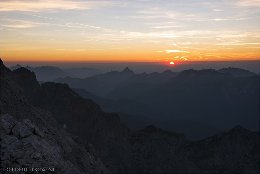 zachód słońca pod Äußeren Höllentalspitze Jubiläumsgrat Grań Jubileuszowa na Zugspitze Alpy Bawarskie