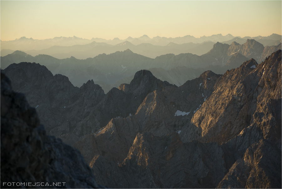 wschód słońca pod Äußeren Höllentalspitze Jubiläumsgrat Grań Jubileuszowa na Zugspitze Alpy Bawarskie