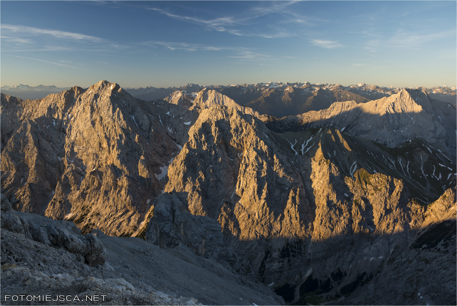 wschód słońca pod Äußeren Höllentalspitze Jubiläumsgrat Grań Jubileuszowa na Zugspitze Alpy Bawarskie
