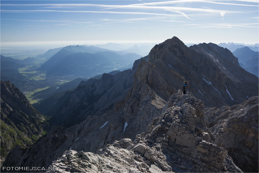 w dali Mittlere Höllentalspitze Jubiläumsgrat Grań Jubileuszowa na Zugspitze Alpy Bawarskie