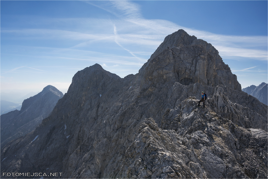 w dali Alpspitze Mittlere Innere Höllentalspitze Jubiläumsgrat Grań Jubileuszowa na Zugspitze Alpy Bawarskie