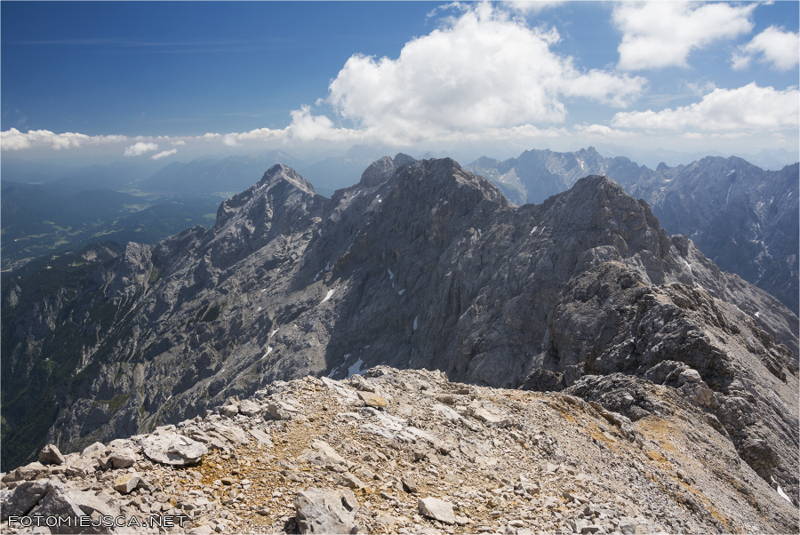 w dali Alpspitze Hochblassen Mittlere Innere Höllentalspitze Jubiläumsgrat Grań Jubileuszowa na Zugspitze Alpy Bawarskie