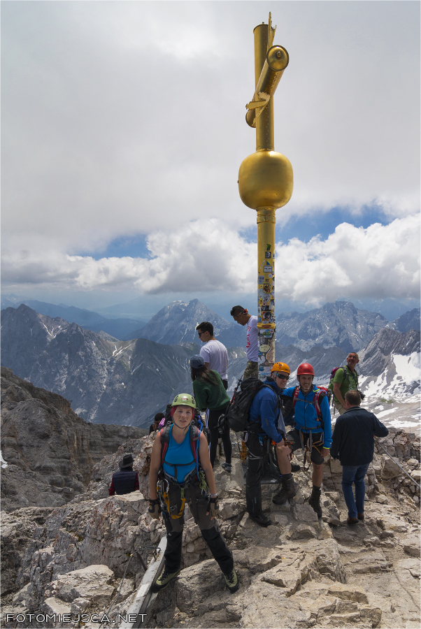krzyż na wierzchołku Zugspitze Jubiläumsgrat Grań Jubileuszowa Alpy Bawarskie
