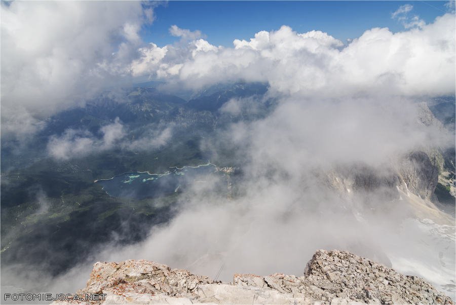 widok z Zugspitze na jezioro Eibsee Jubiläumsgrat Grań Jubileuszowa Alpy Bawarskie