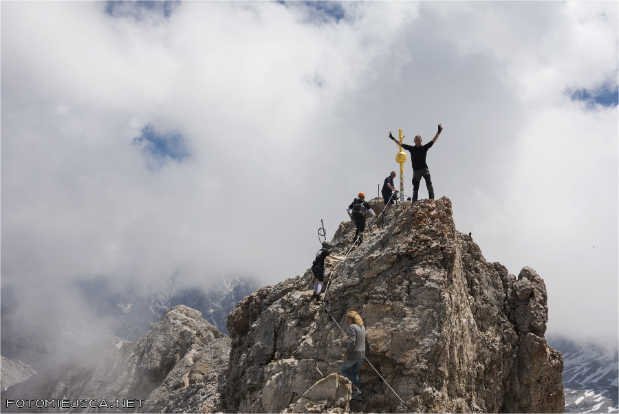 krzyż na wierzchołku Zugspitze Jubiläumsgrat Grań Jubileuszowa Alpy Bawarskie