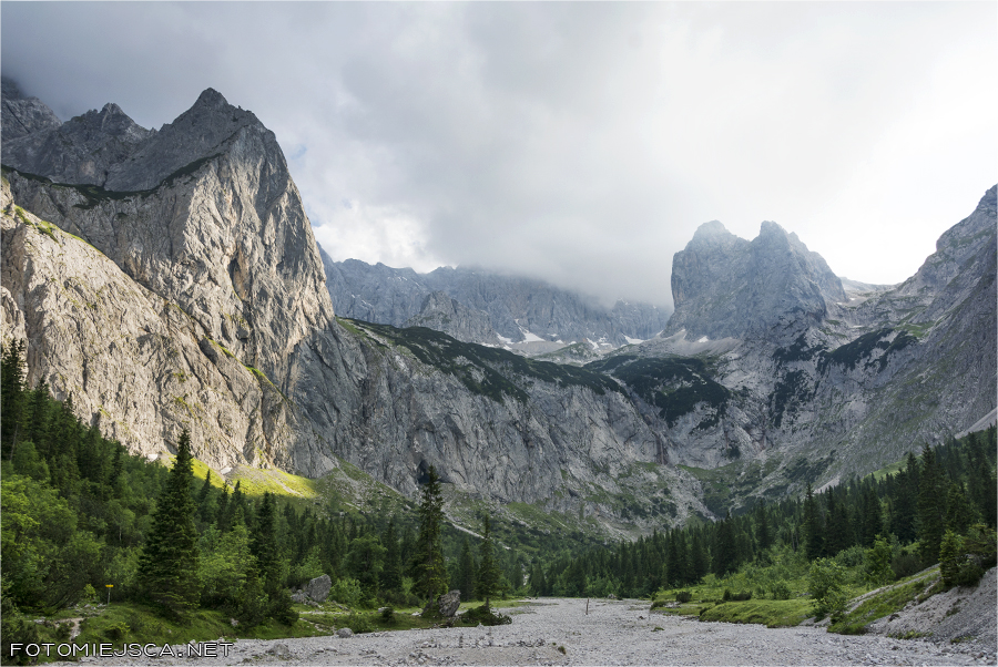 widok spod schroniska Höllentalangerhütte w stronę Zugspitze Dolina Höllental Alpy Bawarskie