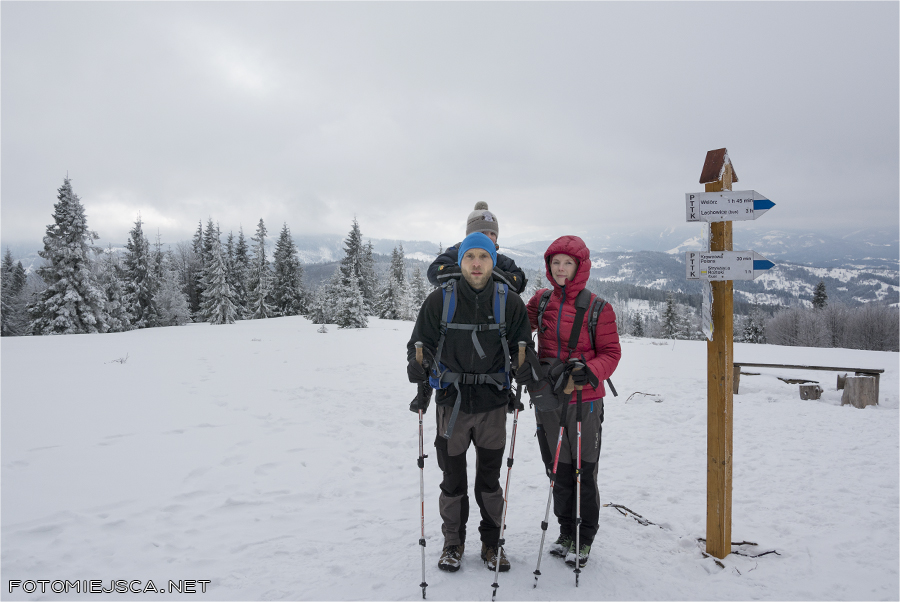 niebieski szlak na Jałowiec Hala Trzebuńska Beskid Makowski zima w górach